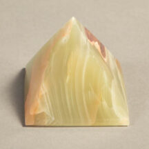 557 - Onyx Pyramid Medium